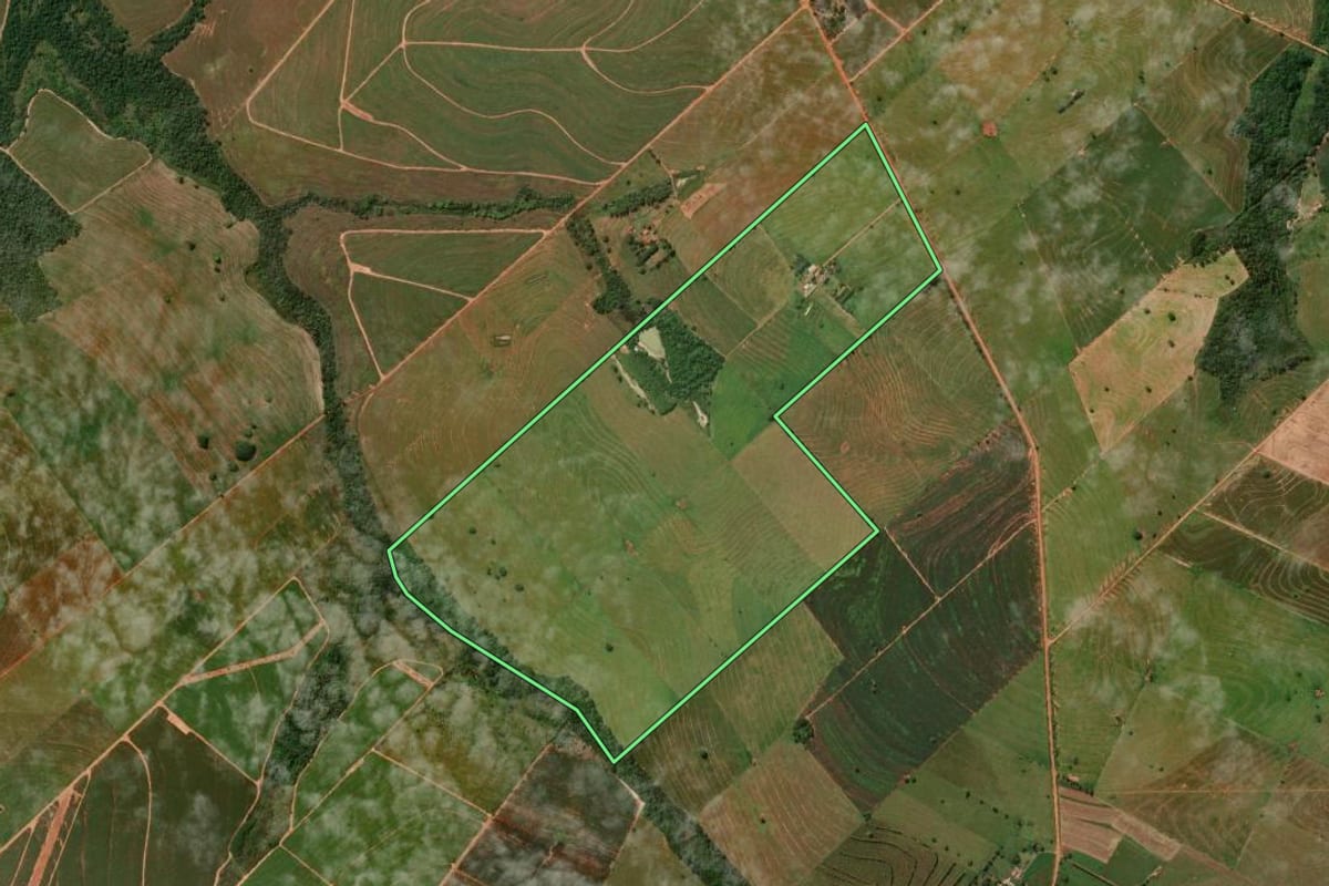 Imagem de satélite do imóvel rural em Cidade Gaúcha (PR), com o contorno declarado no CAR desenhado por cima.