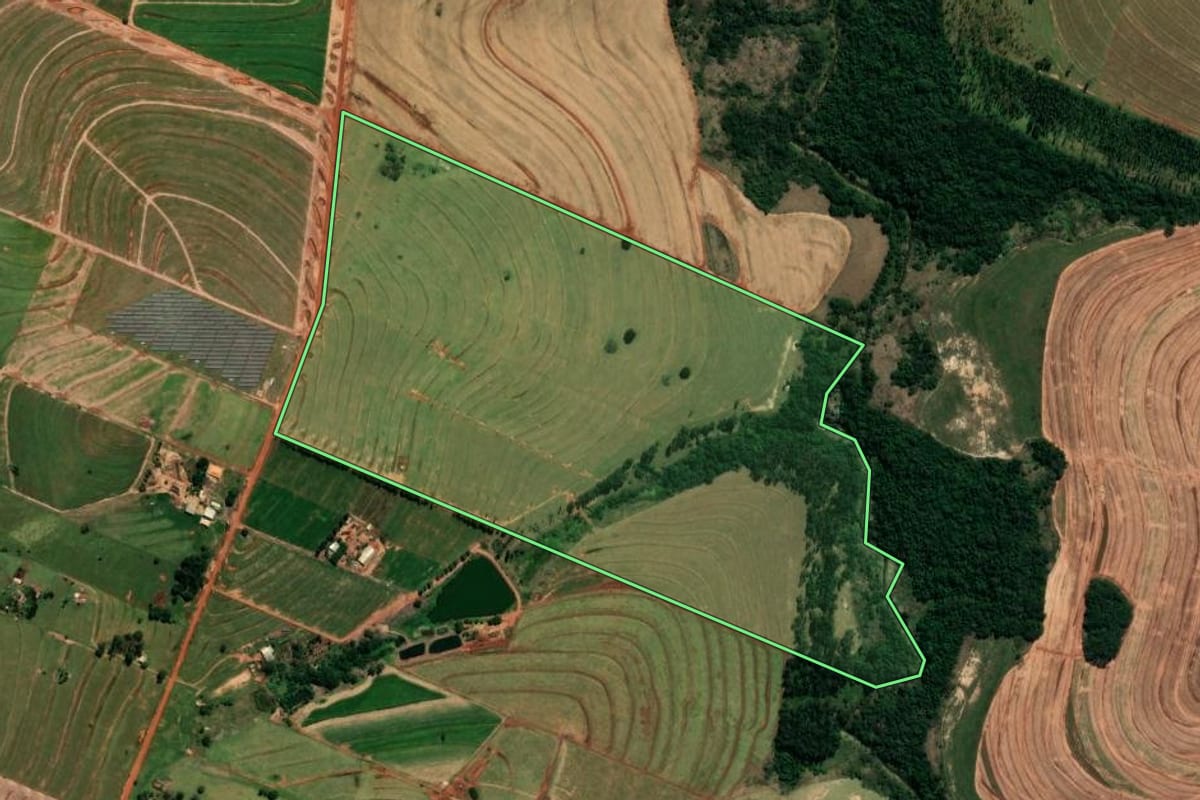 Imagem de satélite do imóvel rural em Cidade Gaúcha (PR), com o contorno declarado no CAR desenhado por cima.