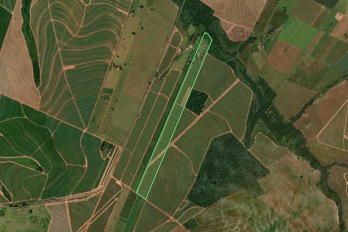 Imagem de satélite do imóvel rural em Cidade Gaúcha (PR), com o contorno declarado no CAR desenhado por cima.