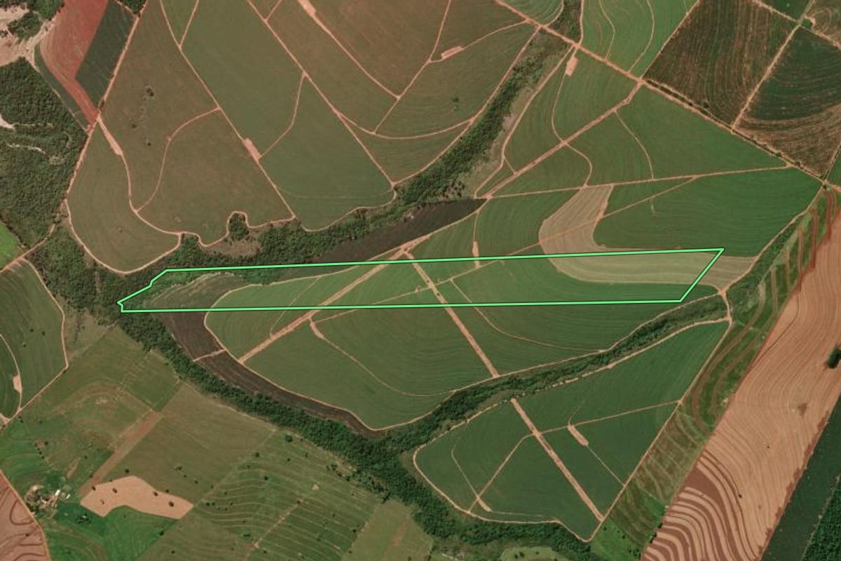 Imagem de satélite do imóvel rural em Cidade Gaúcha (PR), com o contorno declarado no CAR desenhado por cima.
