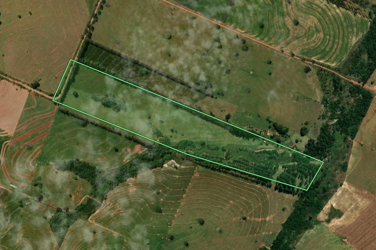 Imagem de satélite do imóvel rural em Cidade Gaúcha (PR), com o contorno declarado no CAR desenhado por cima.