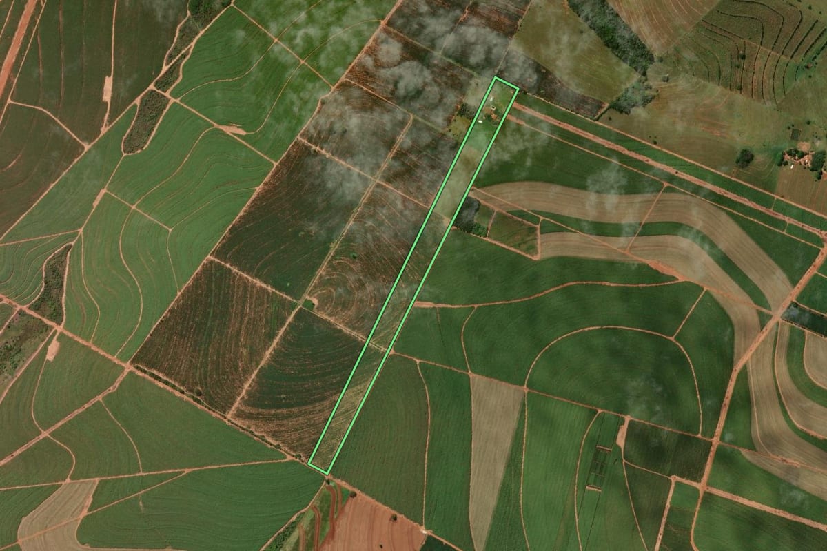 Imagem de satélite do imóvel rural em Cidade Gaúcha (PR), com o contorno declarado no CAR desenhado por cima.