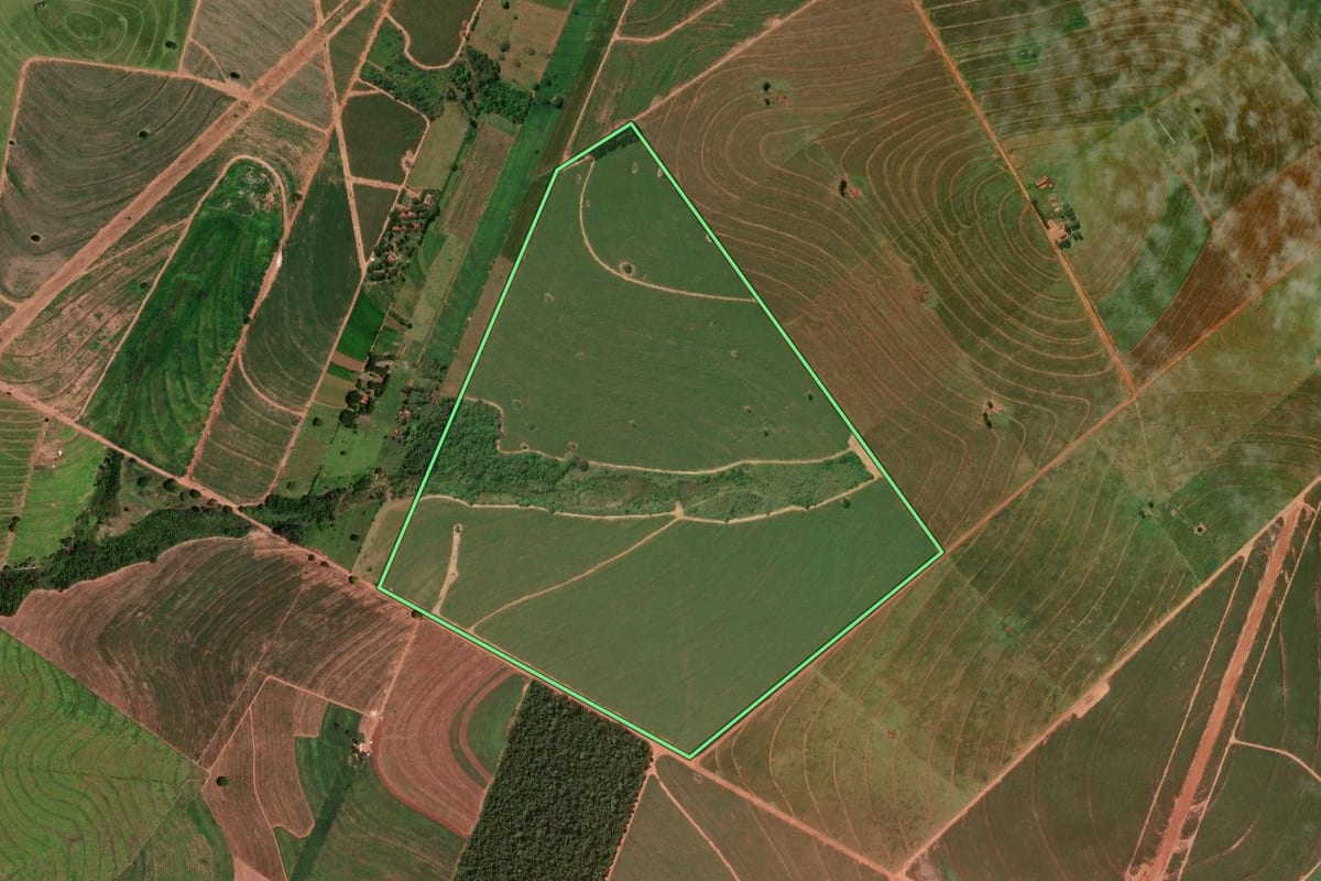 Imagem de satélite do imóvel rural em Cidade Gaúcha (PR), com o contorno declarado no CAR desenhado por cima.