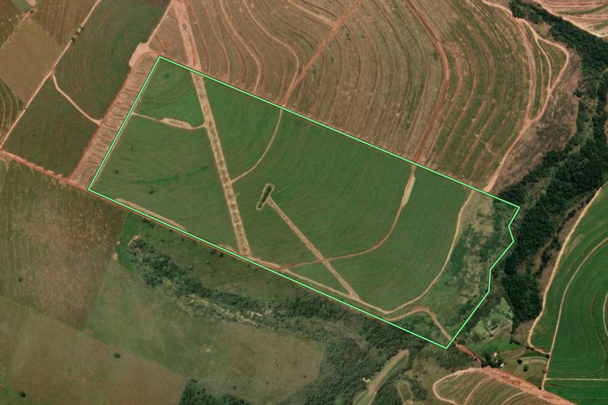 Imagem de satélite do imóvel rural em Cidade Gaúcha (PR), com o contorno declarado no CAR desenhado por cima.