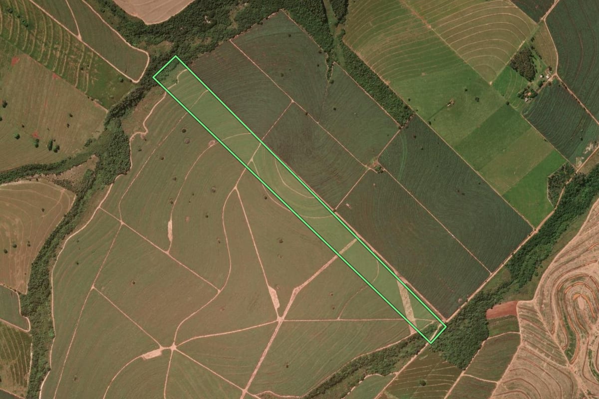 Imagem de satélite do imóvel rural em Cidade Gaúcha (PR), com o contorno declarado no CAR desenhado por cima.