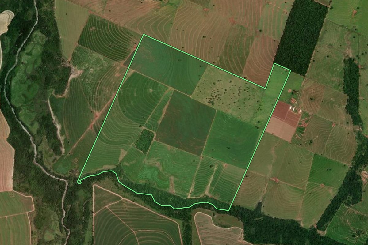 Imagem de satélite do imóvel rural em Cidade Gaúcha (PR), com o contorno declarado no CAR desenhado por cima.
