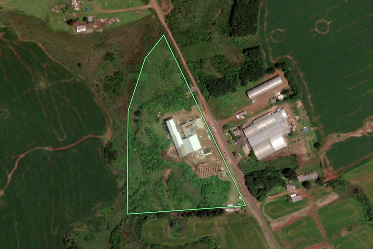 Imagem de satélite do imóvel rural em Clevelândia (PR), com o contorno declarado no CAR desenhado por cima.