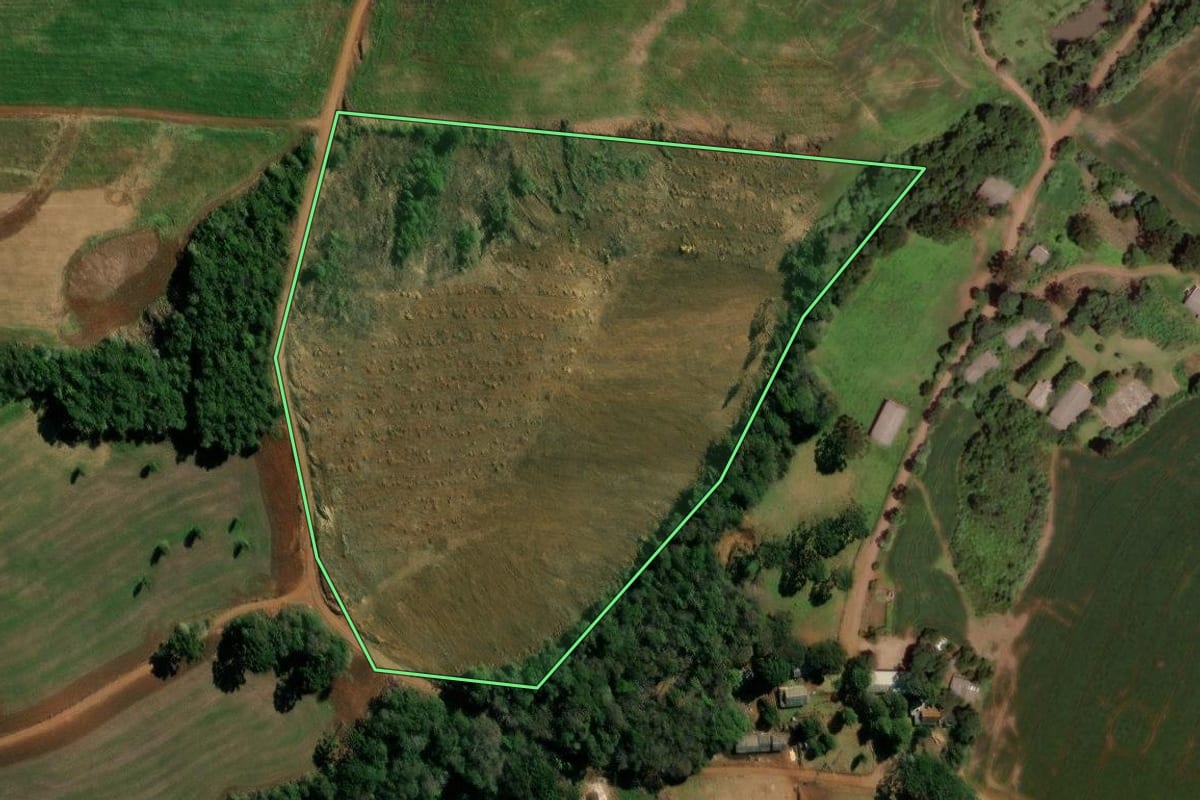 Imagem de satélite do imóvel rural em Clevelândia (PR), com o contorno declarado no CAR desenhado por cima.