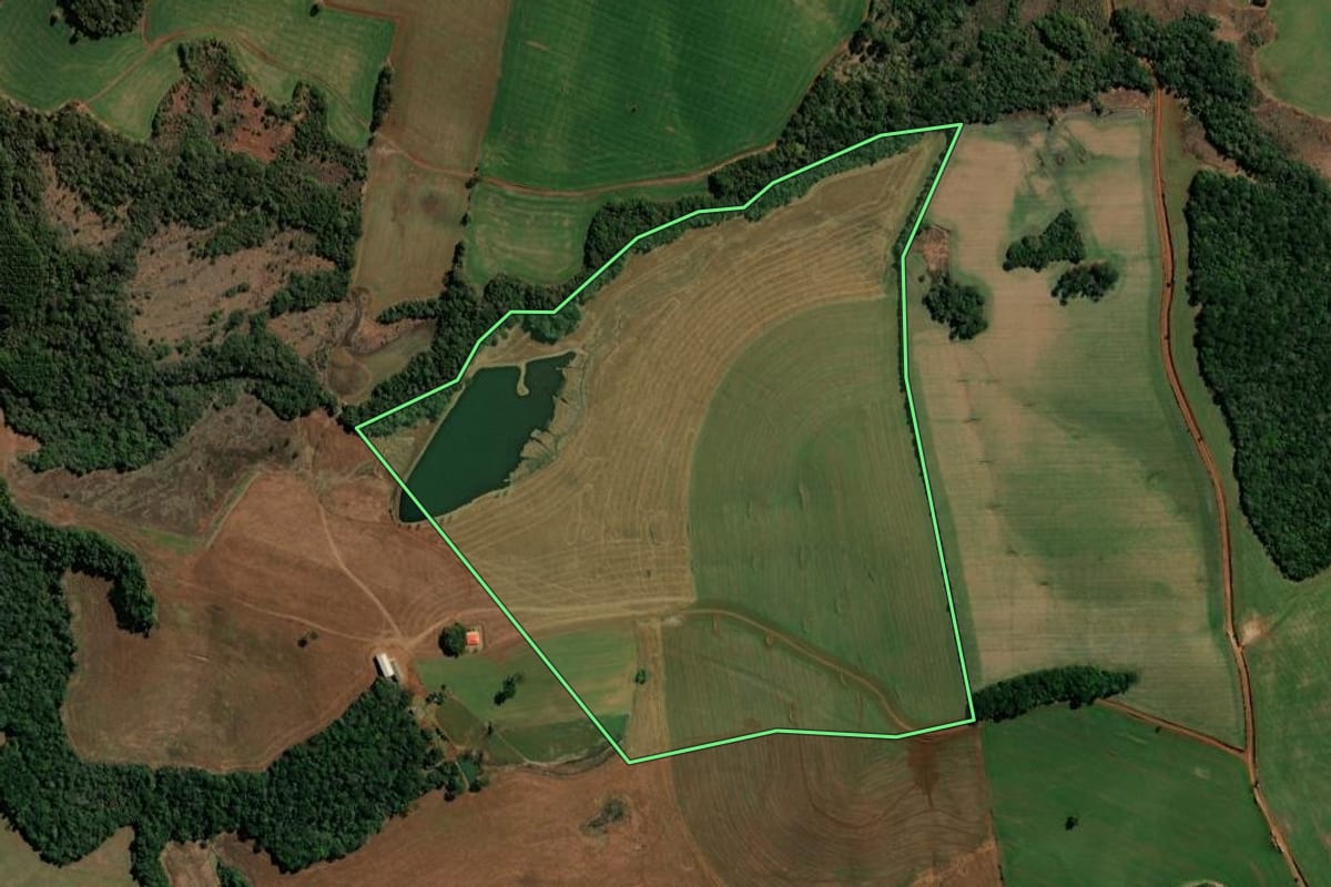 Imagem de satélite do imóvel rural em Clevelândia (PR), com o contorno declarado no CAR desenhado por cima.