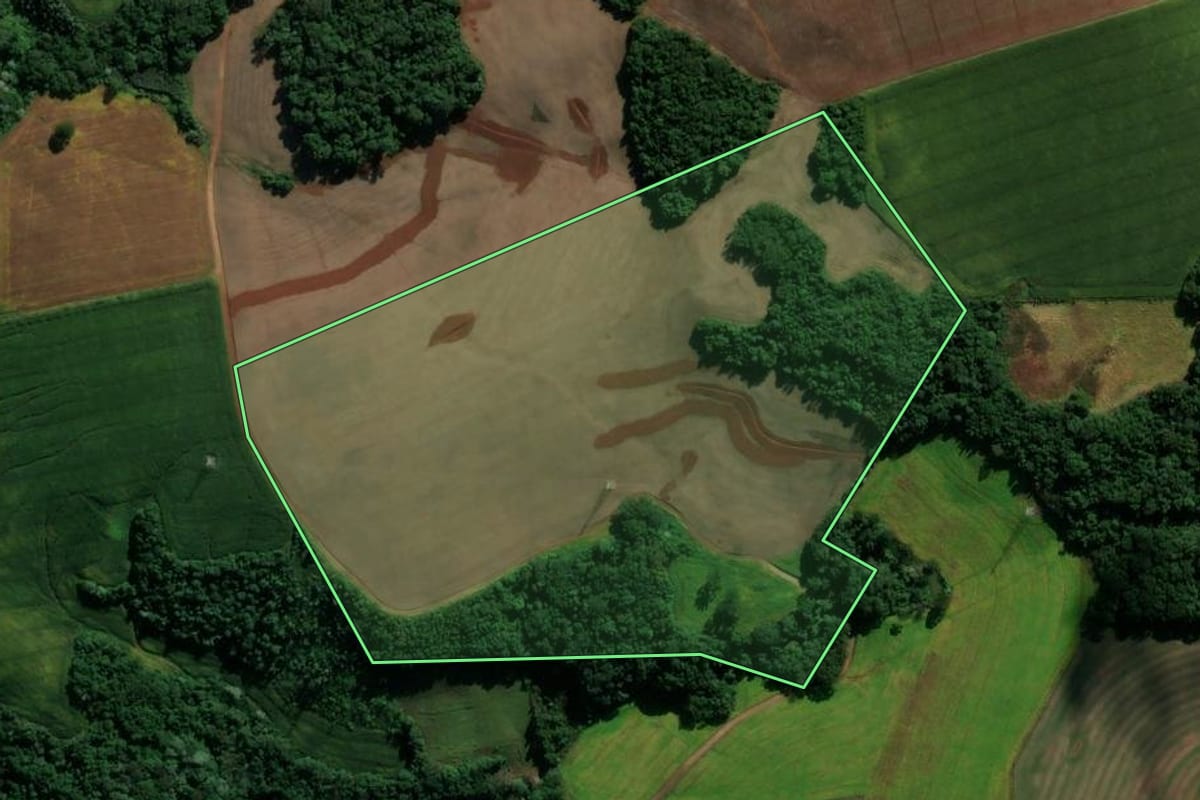 Imagem de satélite do imóvel rural em Clevelândia (PR), com o contorno declarado no CAR desenhado por cima.