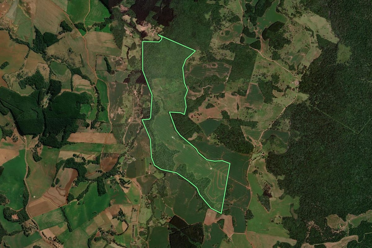 Imagem de satélite do imóvel rural em Clevelândia (PR), com o contorno declarado no CAR desenhado por cima.