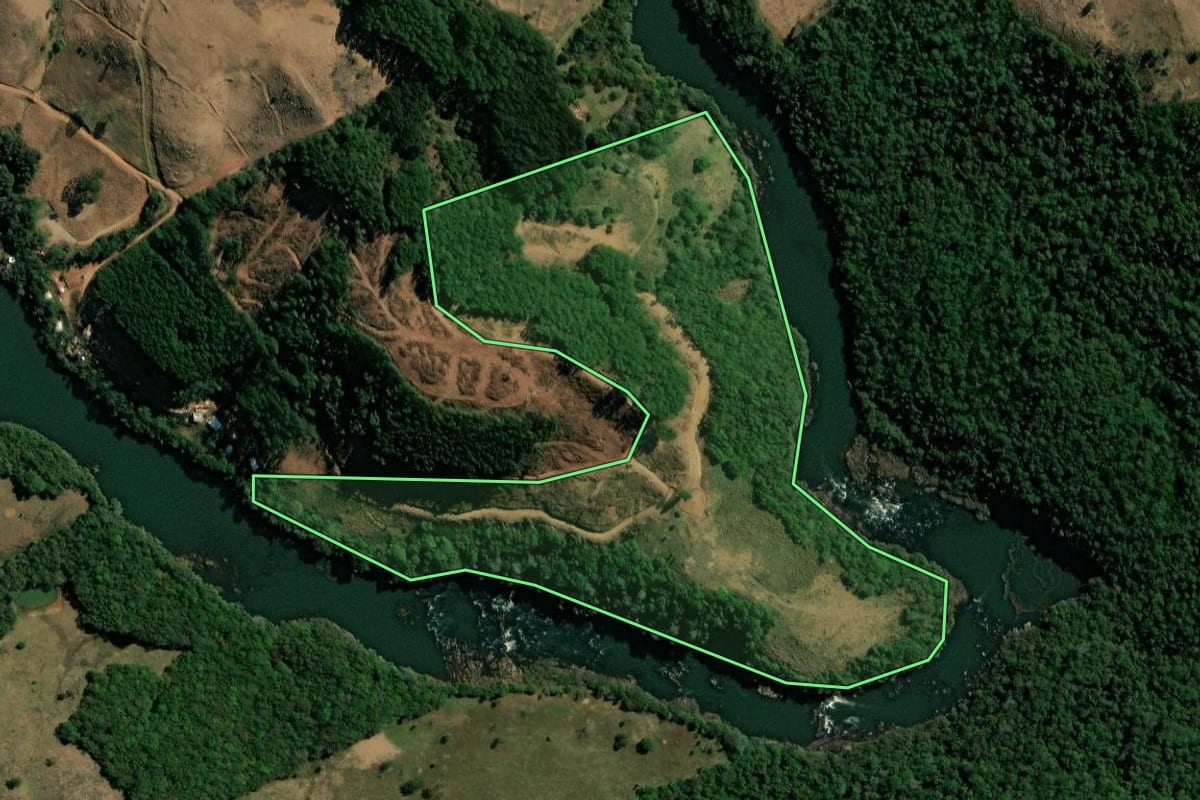 Imagem de satélite do imóvel rural em Clevelândia (PR), com o contorno declarado no CAR desenhado por cima.