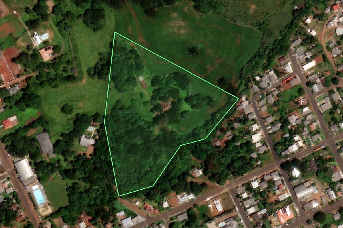 Imagem de satélite do imóvel rural em Clevelândia (PR), com o contorno declarado no CAR desenhado por cima.