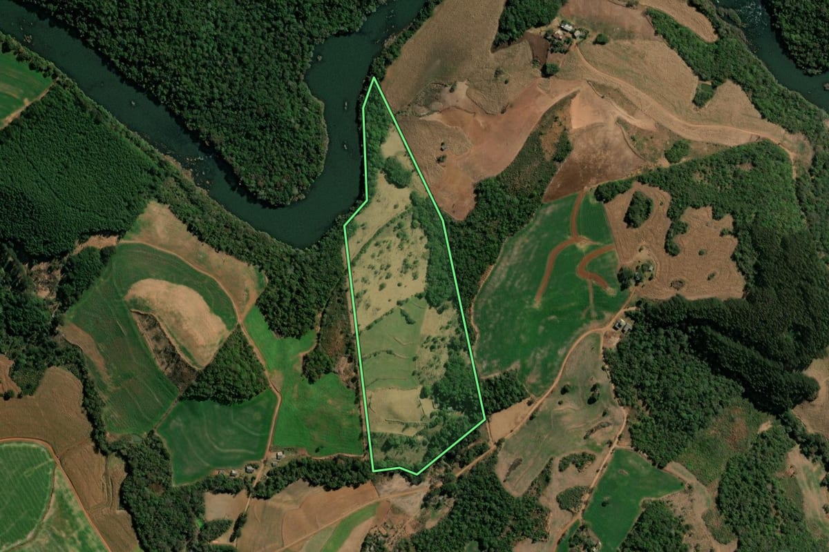 Imagem de satélite do imóvel rural em Clevelândia (PR), com o contorno declarado no CAR desenhado por cima.