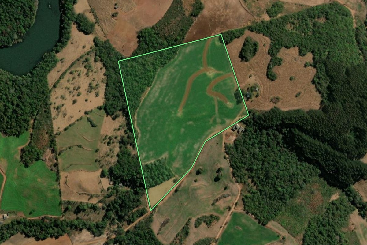 Imagem de satélite do imóvel rural em Clevelândia (PR), com o contorno declarado no CAR desenhado por cima.