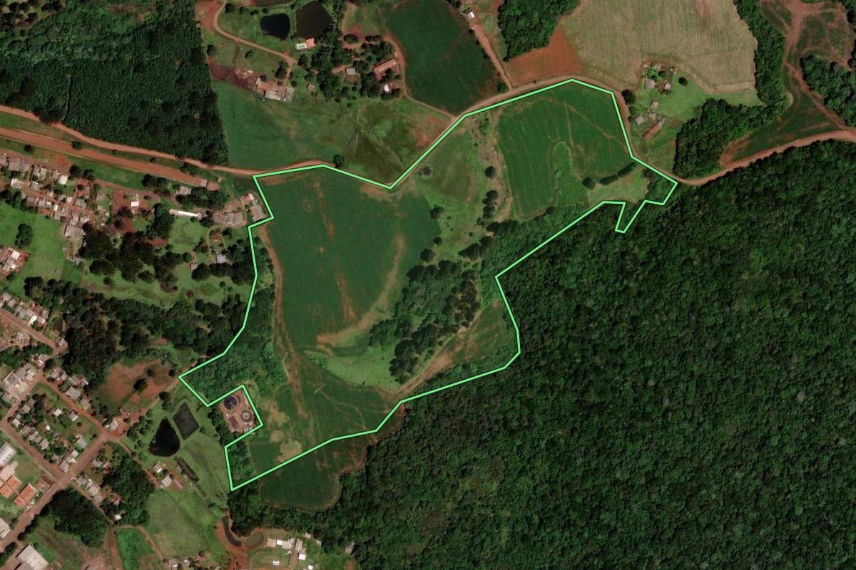 Imagem de satélite do imóvel rural em Clevelândia (PR), com o contorno declarado no CAR desenhado por cima.