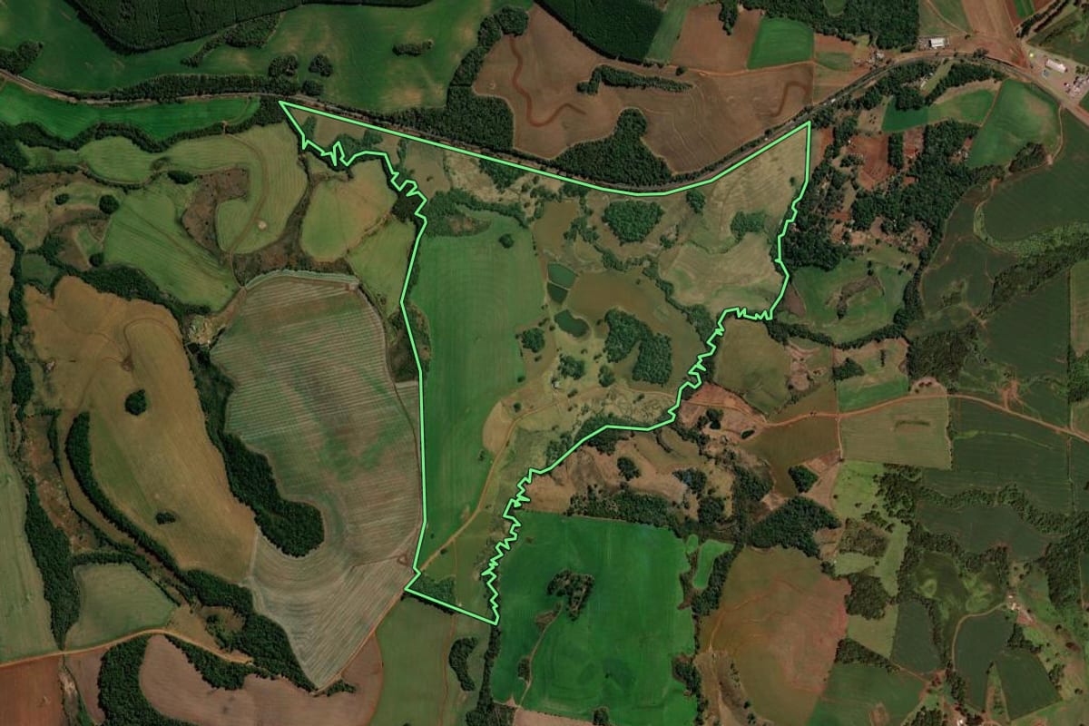 Imagem de satélite do imóvel rural em Clevelândia (PR), com o contorno declarado no CAR desenhado por cima.