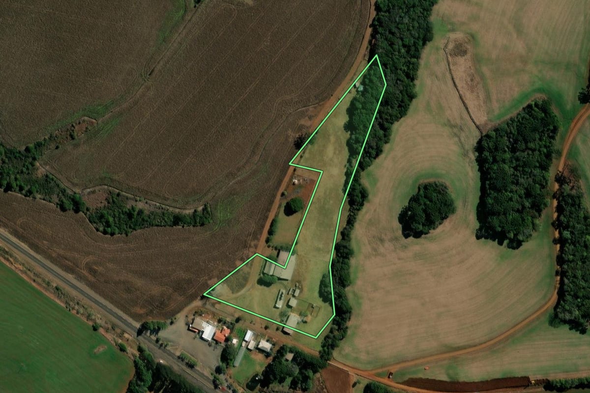 Imagem de satélite do imóvel rural em Clevelândia (PR), com o contorno declarado no CAR desenhado por cima.