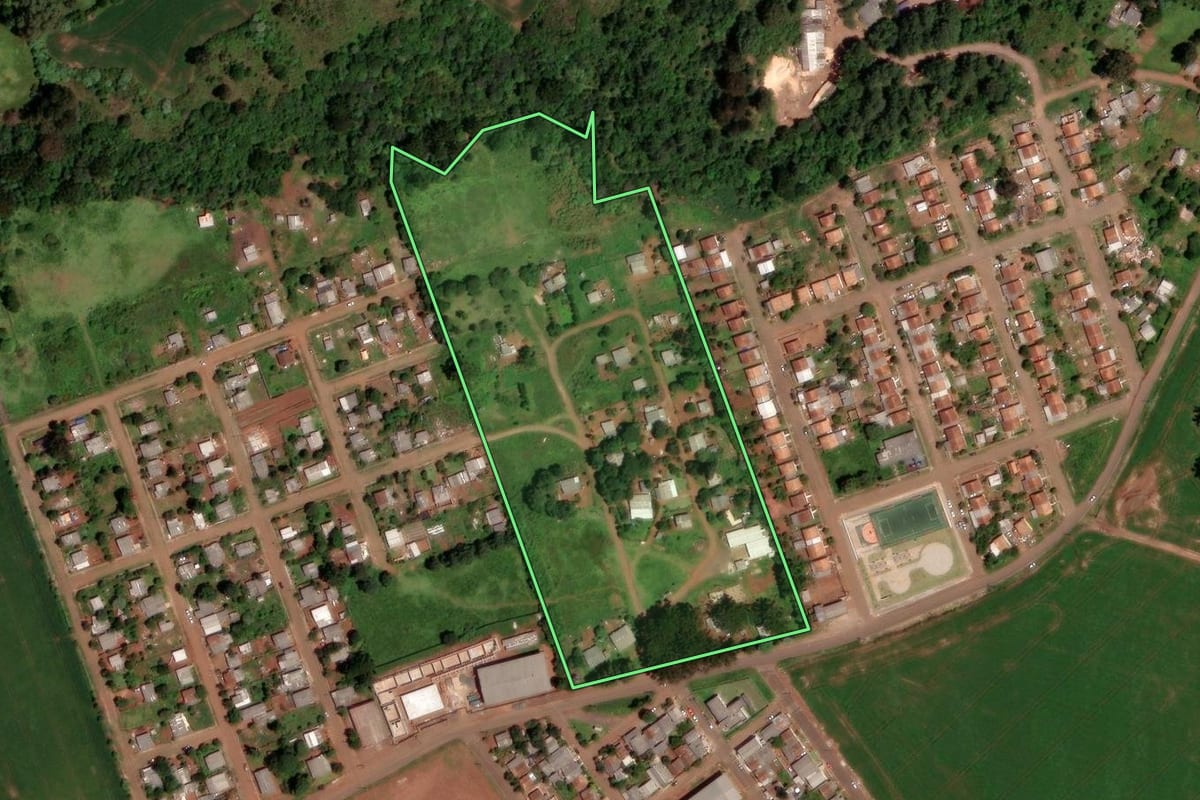 Imagem de satélite do imóvel rural em Clevelândia (PR), com o contorno declarado no CAR desenhado por cima.