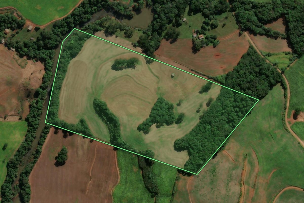 Imagem de satélite do imóvel rural em Clevelândia (PR), com o contorno declarado no CAR desenhado por cima.