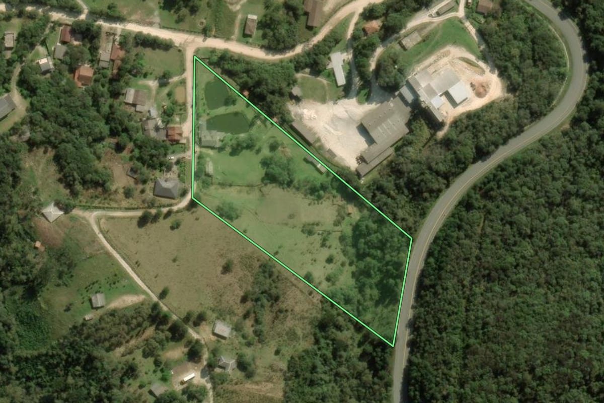 Imagem de satélite do imóvel rural em Colombo (PR), com o contorno declarado no CAR desenhado por cima.