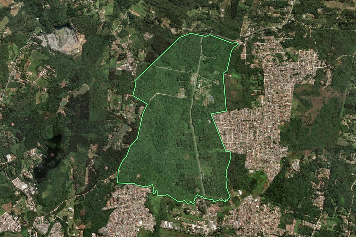 Imagem de satélite do imóvel rural em Colombo (PR), com o contorno declarado no CAR desenhado por cima.