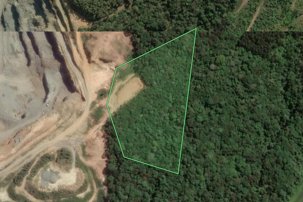 Imagem de satélite do imóvel rural em Colombo (PR), com o contorno declarado no CAR desenhado por cima.