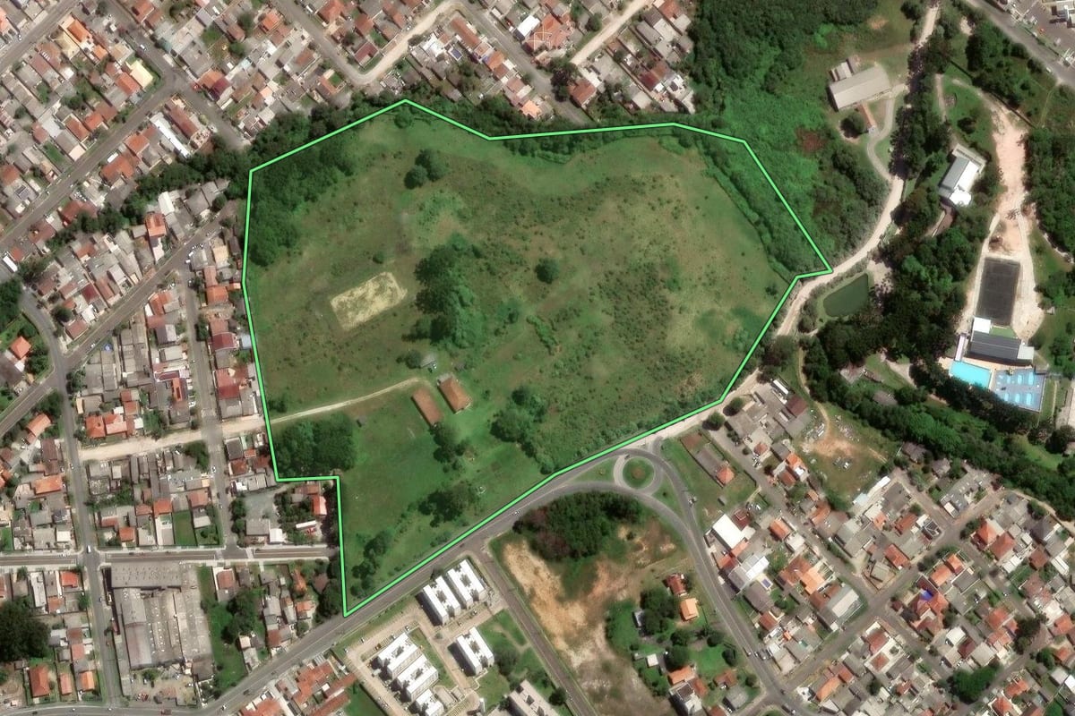 Imagem de satélite do imóvel rural em Colombo (PR), com o contorno declarado no CAR desenhado por cima.