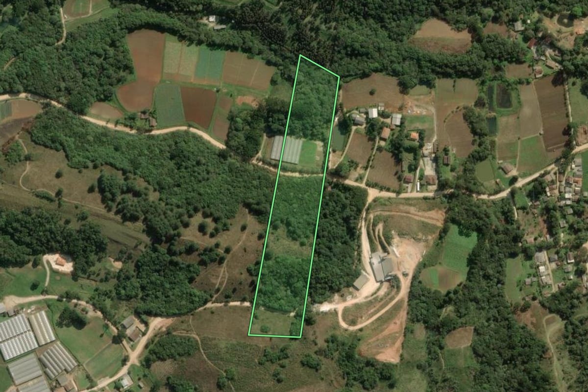 Imagem de satélite do imóvel rural em Colombo (PR), com o contorno declarado no CAR desenhado por cima.
