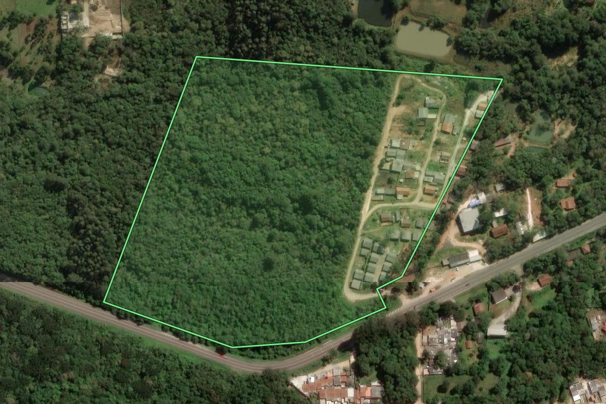 Imagem de satélite do imóvel rural em Colombo (PR), com o contorno declarado no CAR desenhado por cima.
