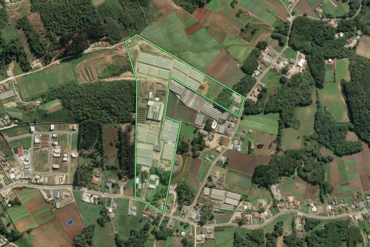 Imagem de satélite do imóvel rural em Colombo (PR), com o contorno declarado no CAR desenhado por cima.