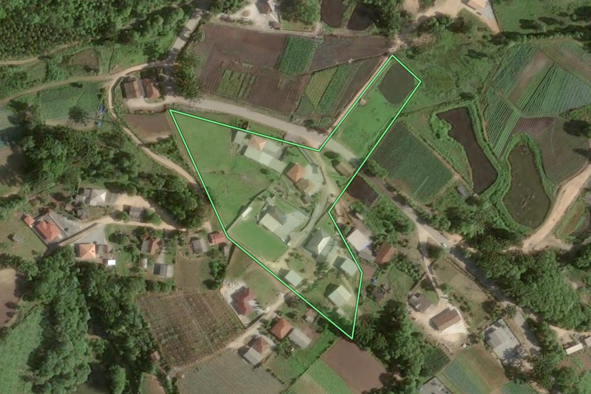 Imagem de satélite do imóvel rural em Colombo (PR), com o contorno declarado no CAR desenhado por cima.