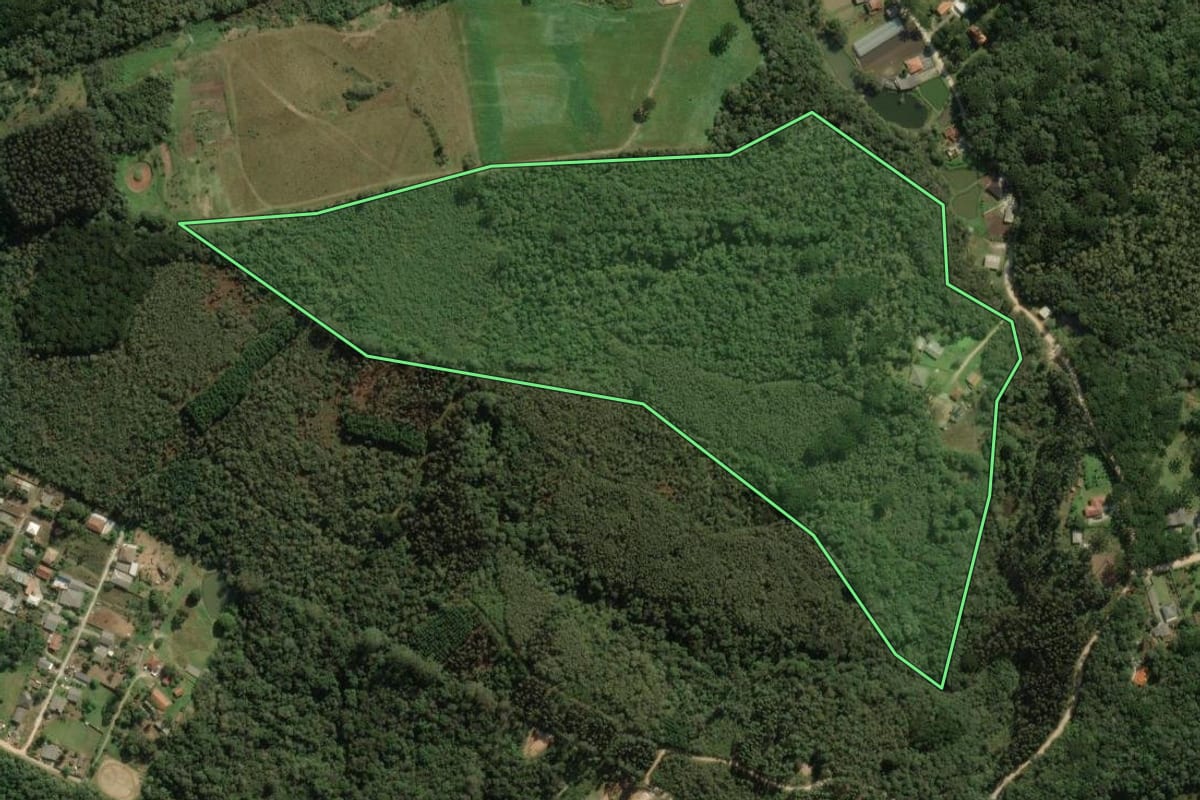 Imagem de satélite do imóvel rural em Colombo (PR), com o contorno declarado no CAR desenhado por cima.