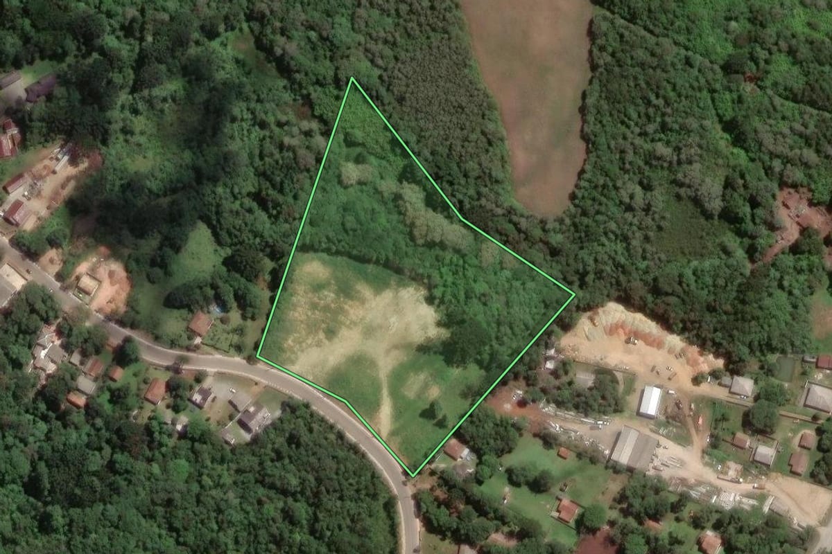 Imagem de satélite do imóvel rural em Colombo (PR), com o contorno declarado no CAR desenhado por cima.