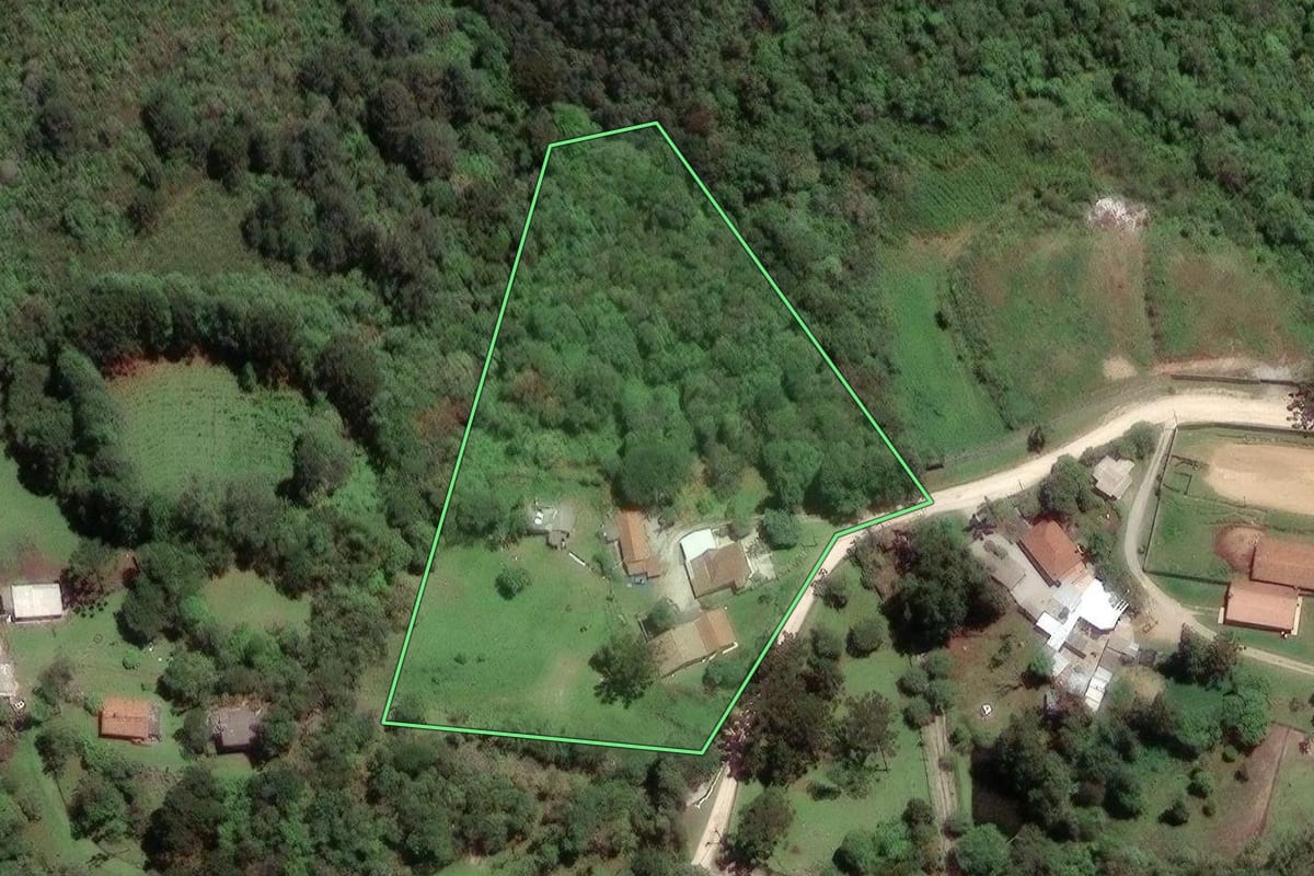 Imagem de satélite do imóvel rural em Colombo (PR), com o contorno declarado no CAR desenhado por cima.