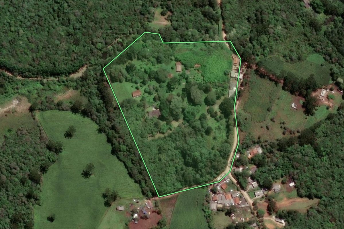 Imagem de satélite do imóvel rural em Colombo (PR), com o contorno declarado no CAR desenhado por cima.