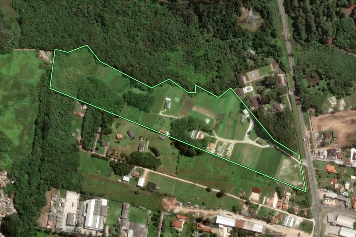 Imagem de satélite do imóvel rural em Colombo (PR), com o contorno declarado no CAR desenhado por cima.