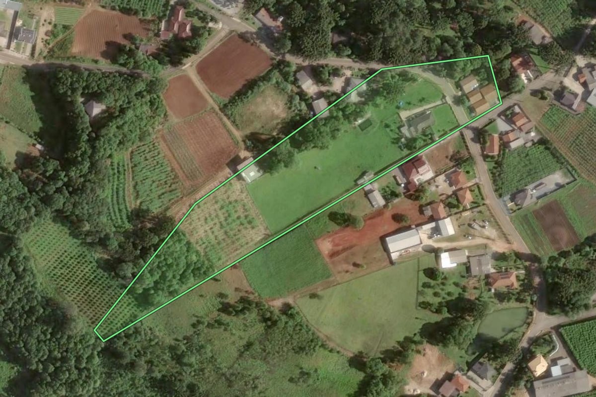 Imagem de satélite do imóvel rural em Colombo (PR), com o contorno declarado no CAR desenhado por cima.