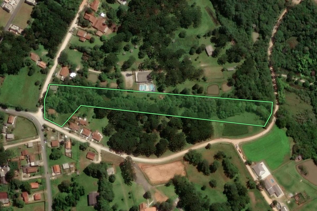 Imagem de satélite do imóvel rural em Colombo (PR), com o contorno declarado no CAR desenhado por cima.