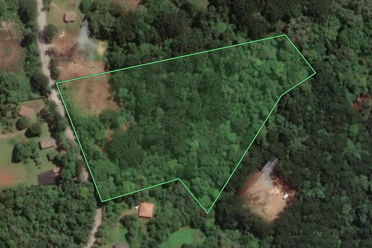 Imagem de satélite do imóvel rural em Colombo (PR), com o contorno declarado no CAR desenhado por cima.