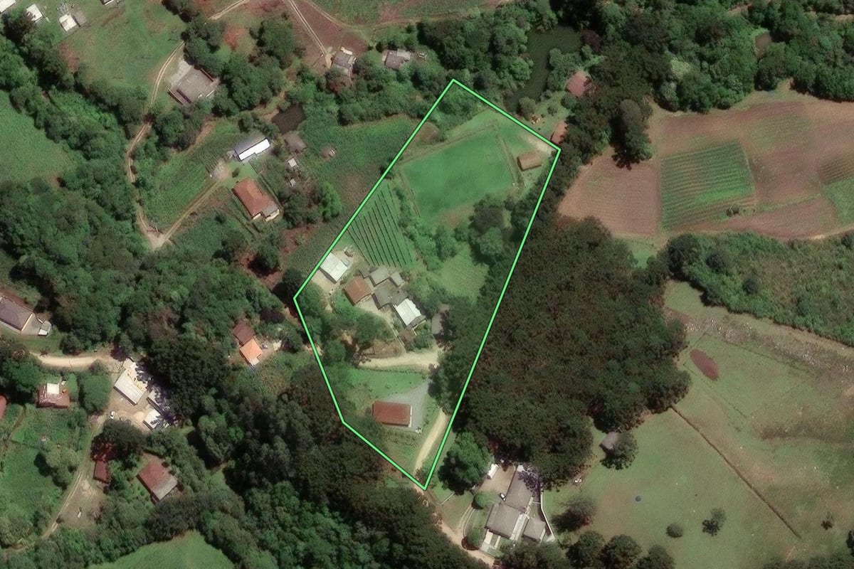 Imagem de satélite do imóvel rural em Colombo (PR), com o contorno declarado no CAR desenhado por cima.