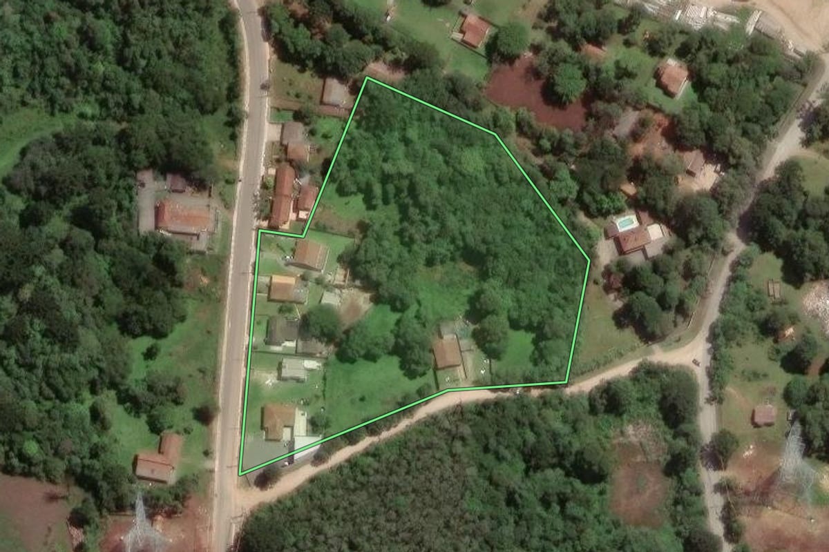 Imagem de satélite do imóvel rural em Colombo (PR), com o contorno declarado no CAR desenhado por cima.