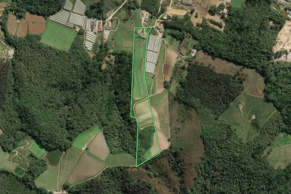Imagem de satélite do imóvel rural em Colombo (PR), com o contorno declarado no CAR desenhado por cima.