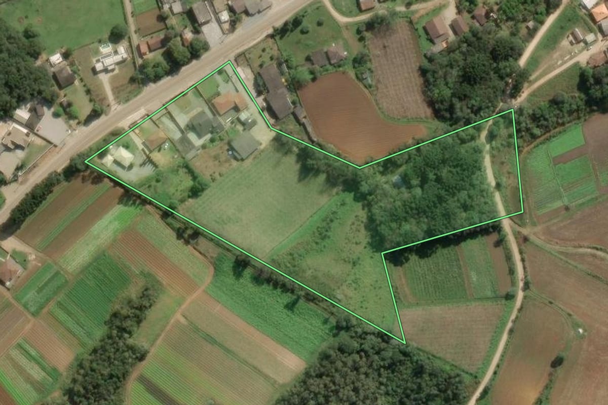 Imagem de satélite do imóvel rural em Colombo (PR), com o contorno declarado no CAR desenhado por cima.