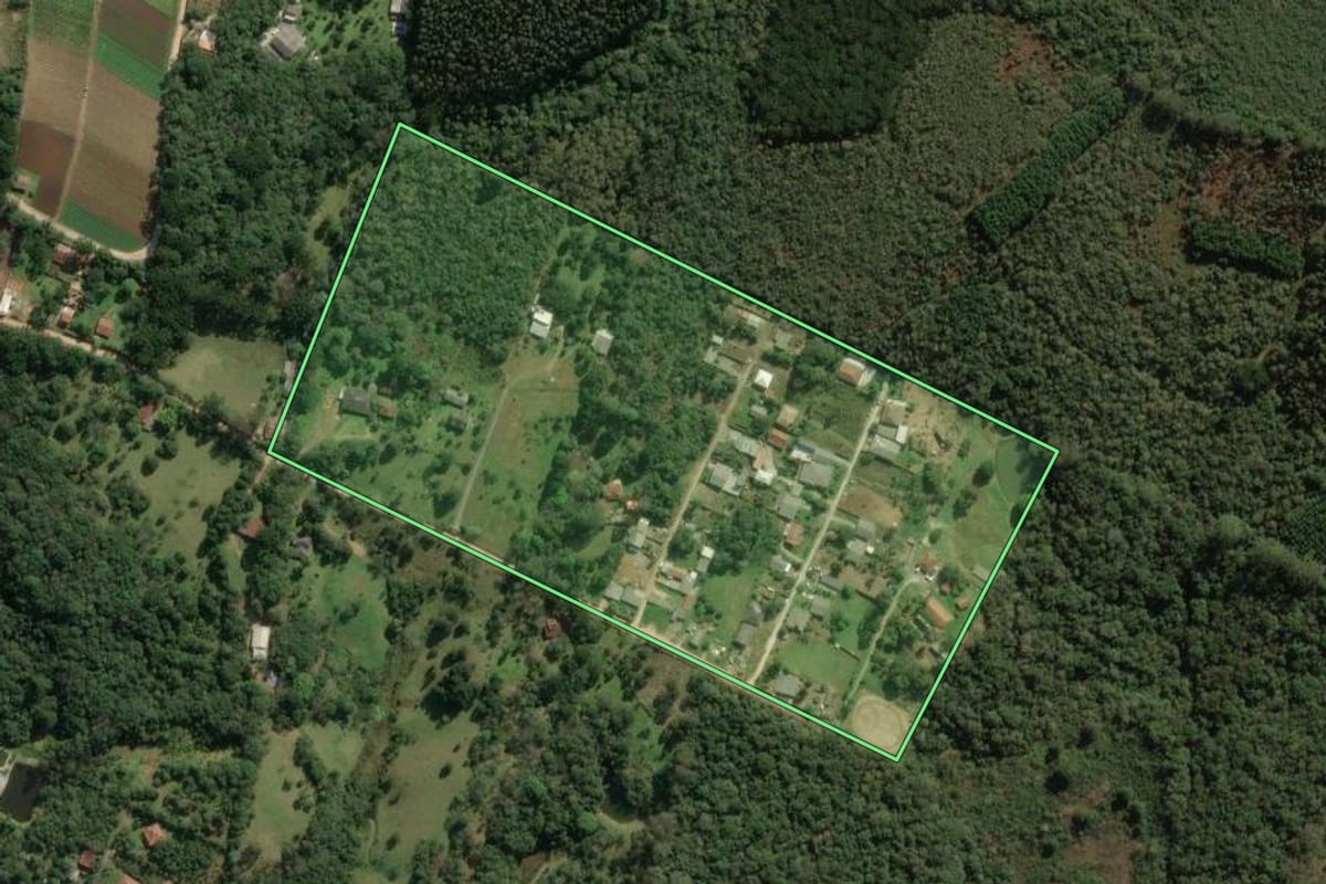 Imagem de satélite do imóvel rural em Colombo (PR), com o contorno declarado no CAR desenhado por cima.