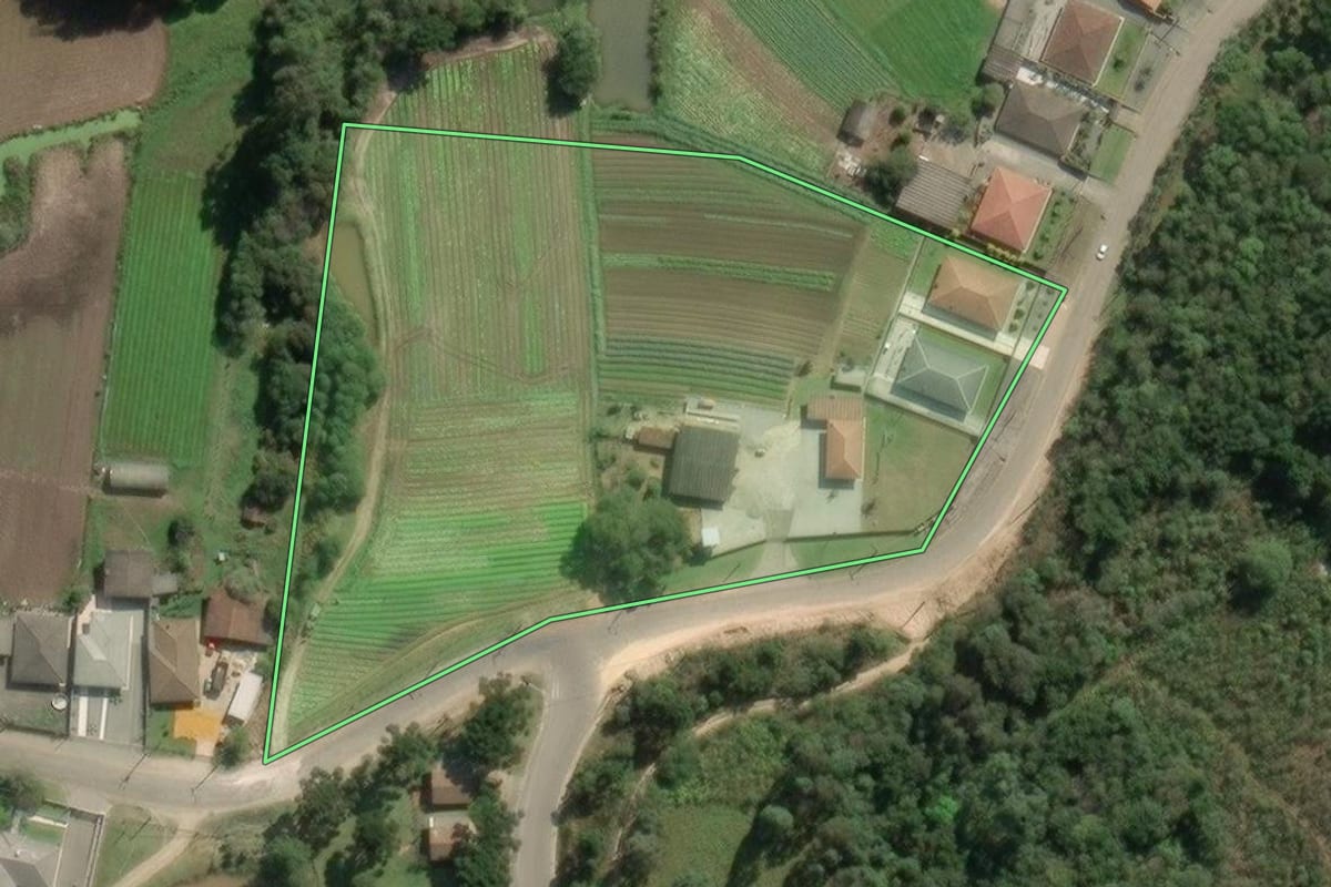 Imagem de satélite do imóvel rural em Colombo (PR), com o contorno declarado no CAR desenhado por cima.