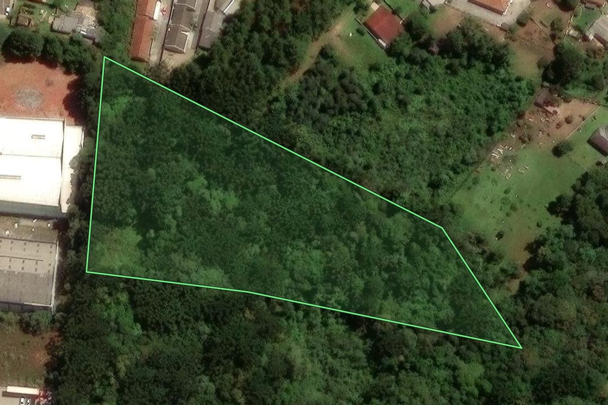 Imagem de satélite do imóvel rural em Colombo (PR), com o contorno declarado no CAR desenhado por cima.