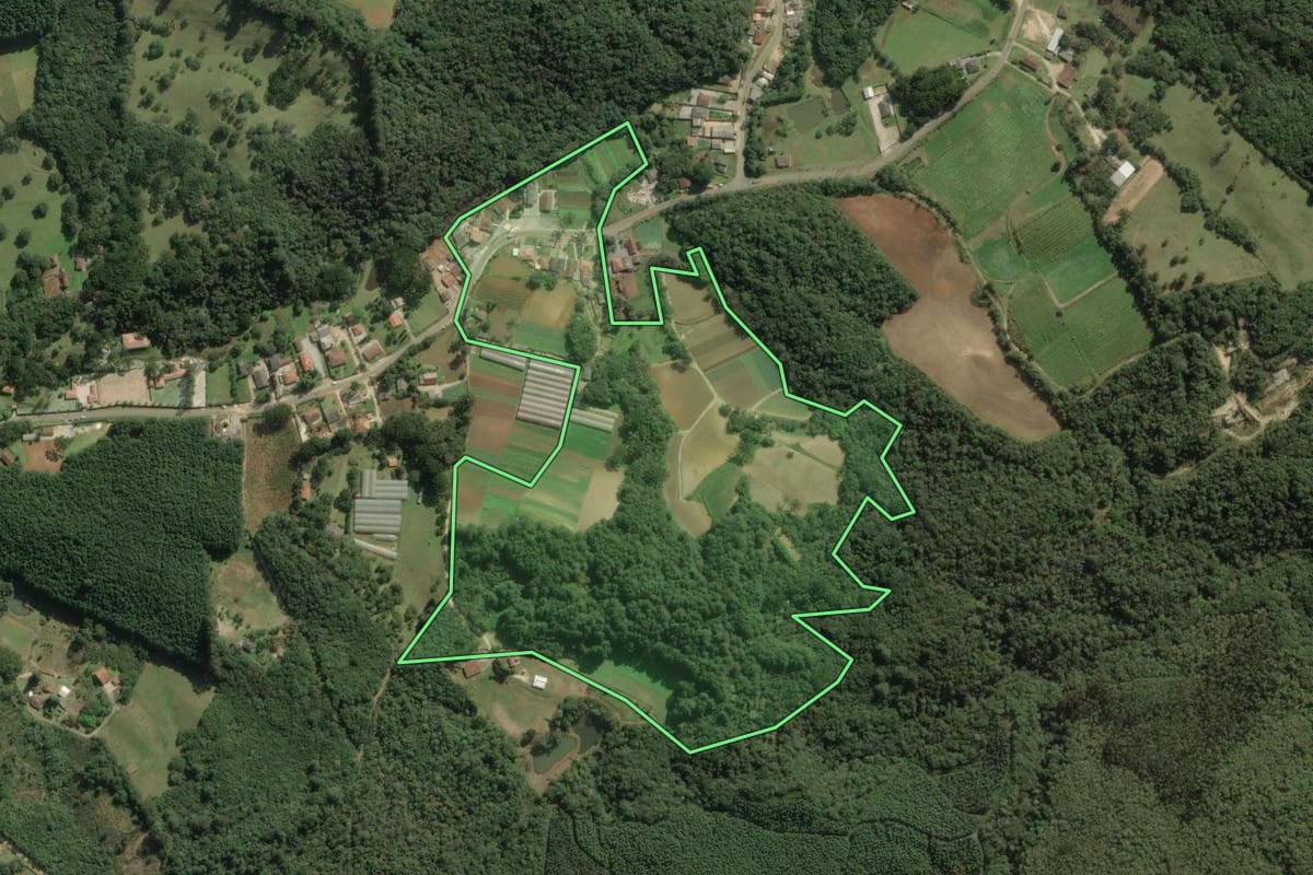 Imagem de satélite do imóvel rural em Colombo (PR), com o contorno declarado no CAR desenhado por cima.