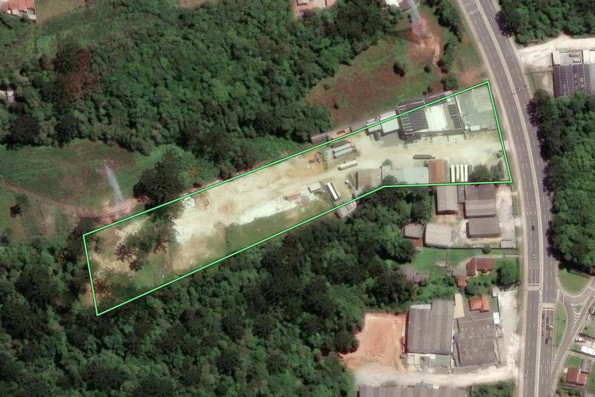 Imagem de satélite do imóvel rural em Colombo (PR), com o contorno declarado no CAR desenhado por cima.