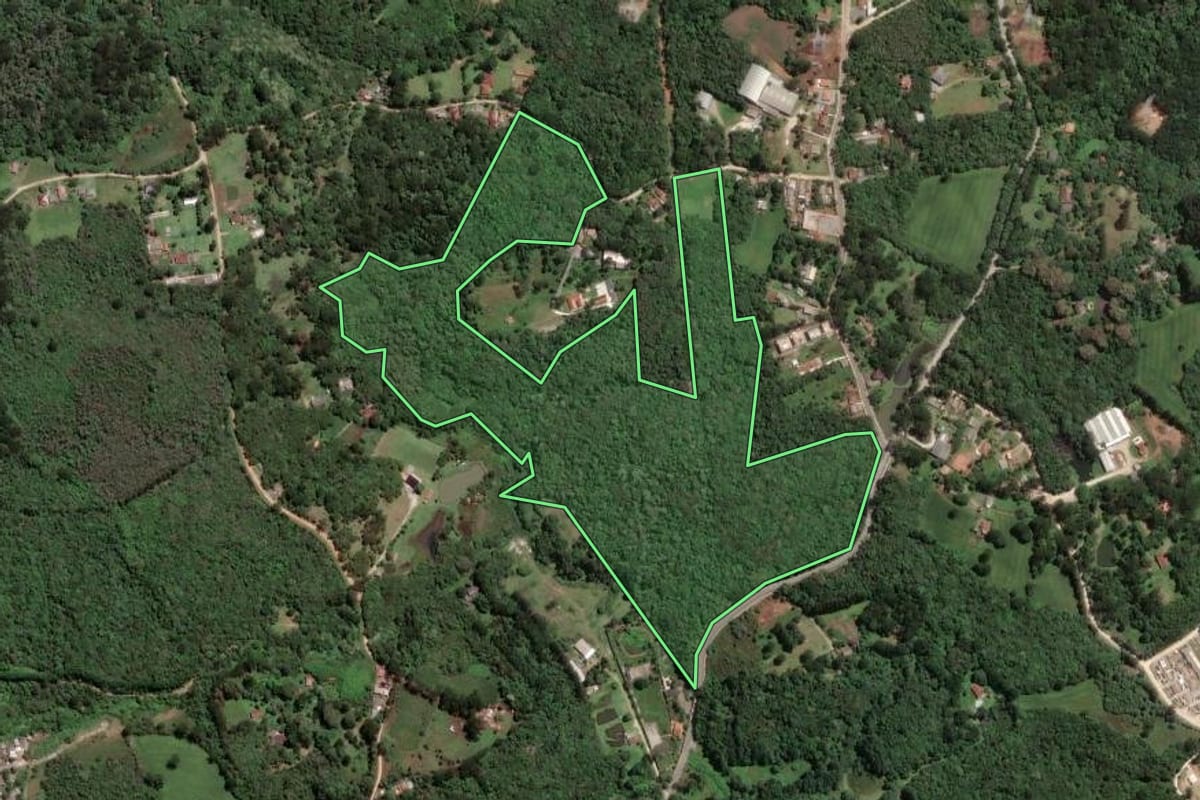 Imagem de satélite do imóvel rural em Colombo (PR), com o contorno declarado no CAR desenhado por cima.